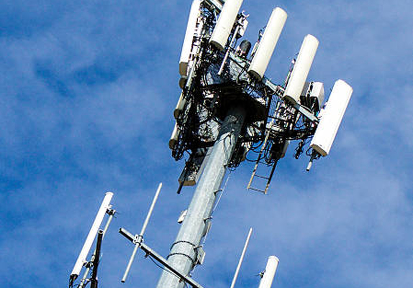Telecommunications base station